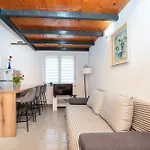 Apartman With Parking Space - 22871 Zára